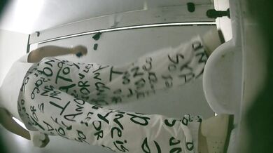 四月最新流出大神潜入大学城附近女厕 全景后拍学妹少妇尿尿貌似这的人逼毛都很浓密